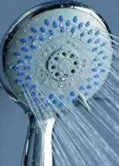 花洒用久了容易堵塞？不用换新的，教你一招立马疏通，洁净如新！