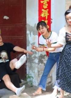 关关和大萱套路小牛，结果被小牛发现竟撒腿就跑，太搞笑了