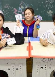 石头剪刀布开斗罗大陆卡片，没想冬冬运气爆棚，抽中SHR的胡列娜