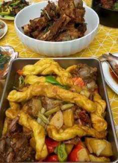 八月十五，一家人齐聚过中秋，团团圆圆好欢乐