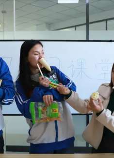 笑喷了：搞笑短剧老师总是蹭吃，等老师吃饱后拿出鸭脖