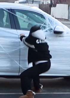 小伙找朋友假装问路故意使劲摔女朋友车门，还拿保鲜膜封住她车！