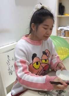 燕子去菜市买食材，做了一份家常菜“芹菜炒肉”，开胃下饭