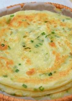 鸡蛋葱油饼好吃有诀窍，学会这做法，外酥里软又多层，凉了也不硬