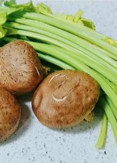 96岁的爷爷常年用芹菜和香菇这样吃，清血管，三高平稳身体棒，