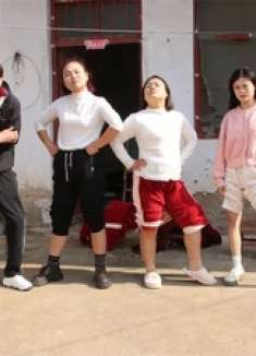 年轻人秋冬季节比秋裤，仨人为了面子直接甩掉衣服，这谁能比得过