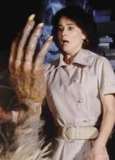 女画家凭想象画了个怪兽，结果怪兽活了，马上从漫画中钻出来作乱