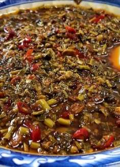 做香椿酱的季节到了，香辣美味又好吃，方法简单，放半年不怕坏