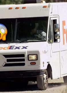 打扰一下，方便等红灯的时候顺便签售个快递吗？