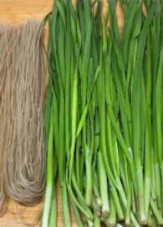 一把韭菜一把粉条不炒不炖，简单一做，全家人都喜欢，上桌就扫光