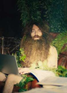 顶级抽象！广告拍成地下室失踪悬疑片