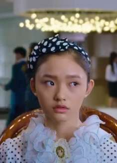 美人：珊珊来到公司，下毒差点被发现，刘轩手下喝完瞬间晕倒