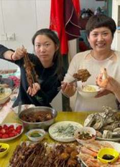 隔辈疼最实在，爷爷特意做了大孙女爱吃的野菜懒豆腐，朴实又暖心