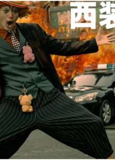 为了保护女儿，他做起了小丑