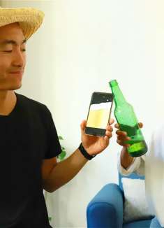 笑喷了:姐弟用不同方法喝啤酒,弟弟用手机倒啤酒