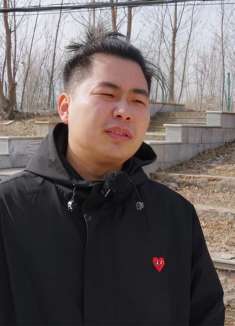 美女路边找厕所，遇好心男子帮忙，整个过程太逗了