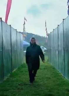 巴宝莉复古呈现90年代英伦「酷不列颠」