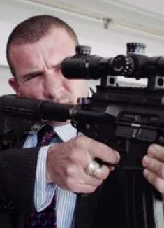 保安投资基金被骗，不仅破产老婆还病逝，他一怒之下血洗华尔街