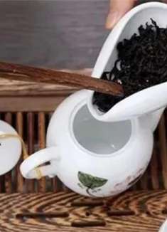 泡茶先放茶还是先倒水？这顺序不要错了，难怪茶水口感不好喝