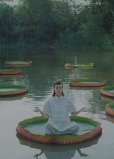 无厘头泰广，白衣女子竟在丛林带货