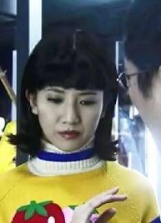 大叔用机器人代替妻子，碰触时和真人无异，只不过充电方式有点怪