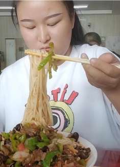 同父同母的姐妹俩，一个永远不过百，一个永远200斤附近徘徊