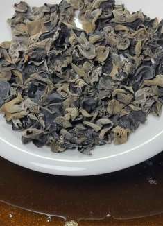 还有两天就过年了，把木耳倒入油锅中一炸，瞬间成一道抢手年夜菜