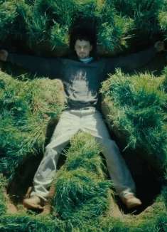 在绿油油的 MV 里，草地上竟然能长出人