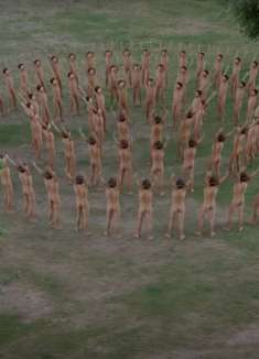 魔性MV：别慌，只是一万个你在街上裸奔而已