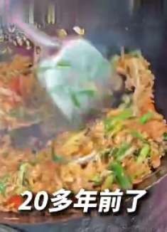 你们有知道啥是小狗肠的不感觉街头大叔这7块一份的炒饭有没有食欲