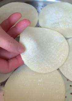 把饺子皮放在锅里蒸一蒸，出锅就是一道有名的小吃，全家人抢着吃