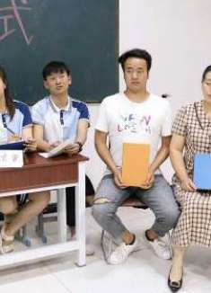 假如由学生来面试班主任，美女老师一招学生全票通过，太有趣了