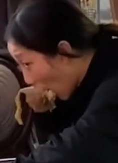 爆笑神配音:公共场合这样吃饭,妹子真是个狠人!