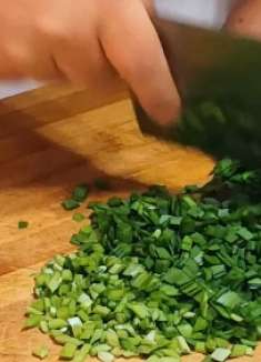 2个茄子，1把韭菜一起做，原来这么好吃，不炒也不炖