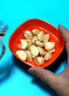 原来大蒜这样吃，比牛鞭酒还补，60岁也能身壮如牛