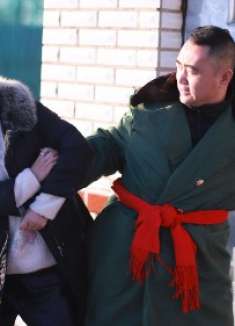 搞笑：美女上门骗钱，没想碰到帅小伙，两人对话太逗了