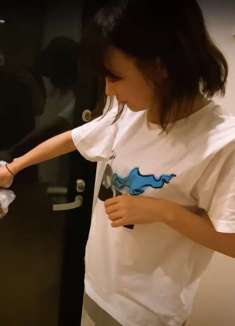 如果在家遇到小强怎么办？且看萌妹子勇擒小强