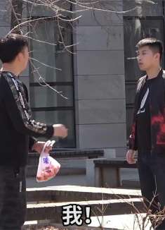 小伙街头装熟人搭讪陌生路人，还往他嘴里塞不扒皮的橘子！出事了