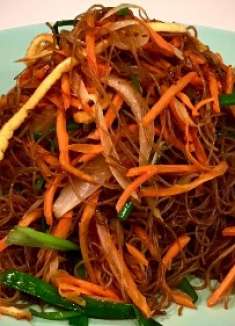 一把米粉一个洋葱和鸡蛋，三丝炒米粉这么做，简单易做好吃