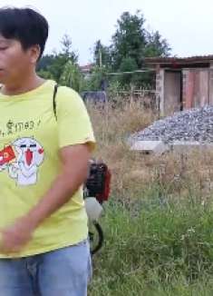 短剧：俩夫妇为了不借机械给邻居用，各找理由推开