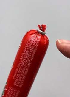 原来剥火腿肠不用嘴咬，轻轻一碰金属环下的“小机关”，完全剥开