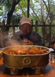 五花肉烧甲鱼，香辣入味，父子三边吃边喝真痛快