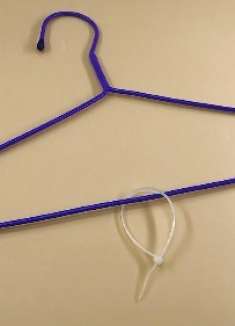 衣架上绑一根扎带，放在阳台作用太棒了，邻居看了纷纷学，真实用