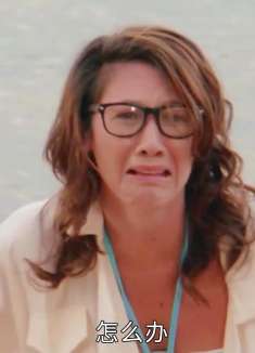 女人在海里游泳，却遇到巨大鳄鱼，电影