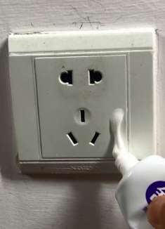 插座脏了千万别用水擦，教你3分钟清理干净，一点脏污都没有
