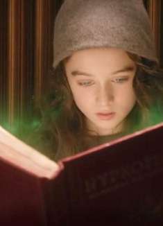 《茉莉梦妮与神奇的催眠书》小姑娘捡到一本书，从里面学会催眠术