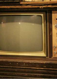 父亲摆地摊赚钱给女儿买电视机，贫穷也无法抹除父亲对女儿的爱