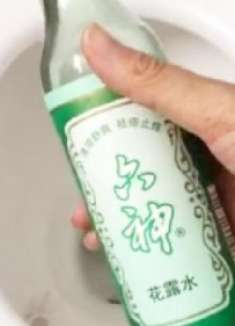 聪明的姑娘把花露水倒进马桶里，解决了家庭的一大烦恼，赶快试试