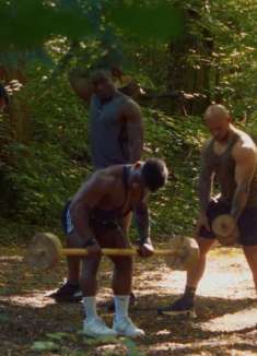 这是我可以看的吗？森林中的猛男诱惑