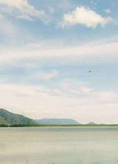 夏日海风和自由的一天，海边小镇漫步